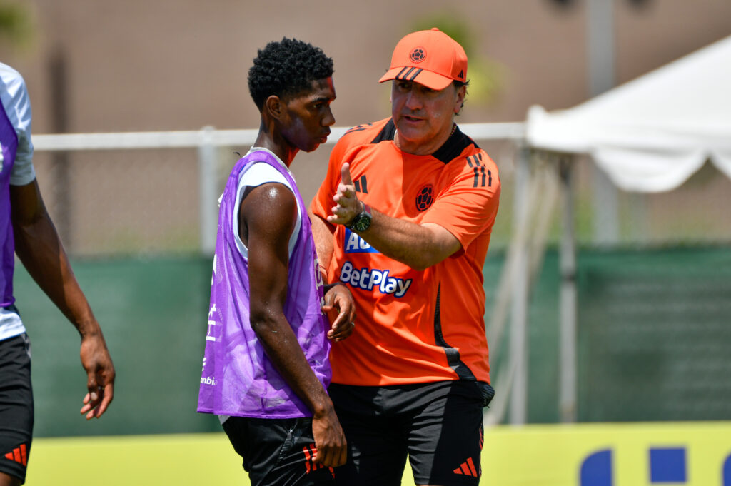 Los números de Lorenzo, un técnico sin experiencia dirigiendo selecciones que brilla en Colombia