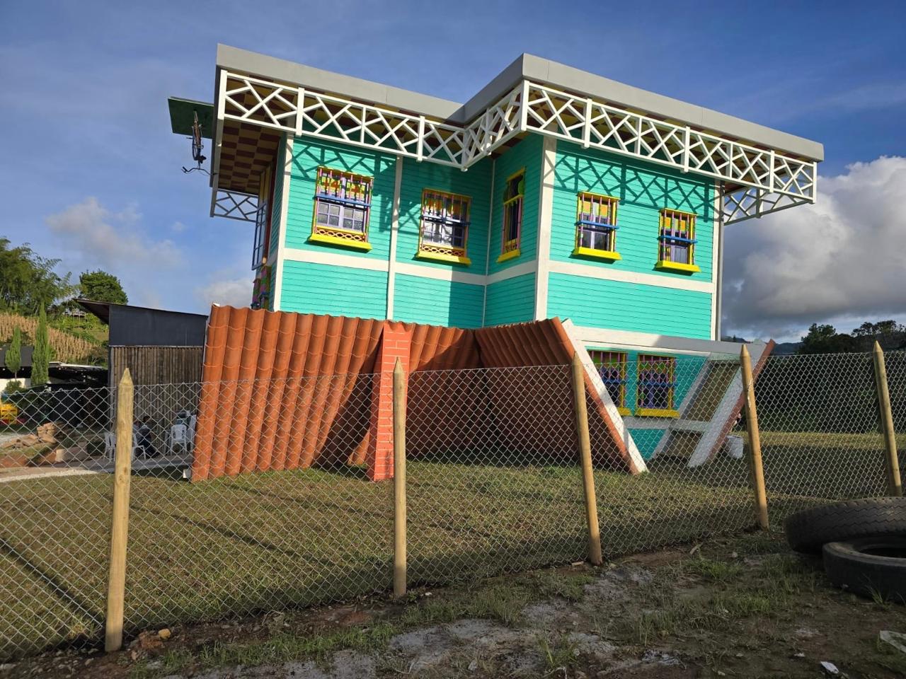 Casa al revés en Antioquia: Una visita fuera de lo común