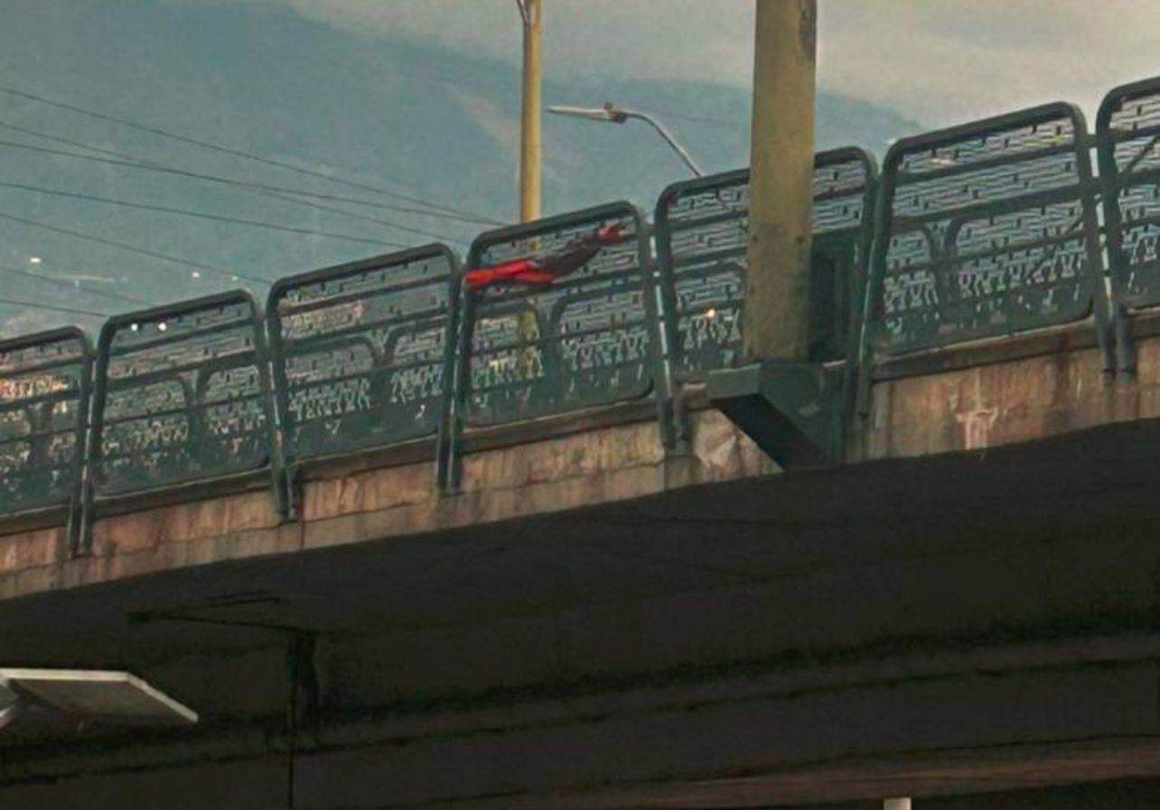 Cerrado el puente de la Madre Laura en Medellín por alerta de bandera del ELN y posibles explosivos