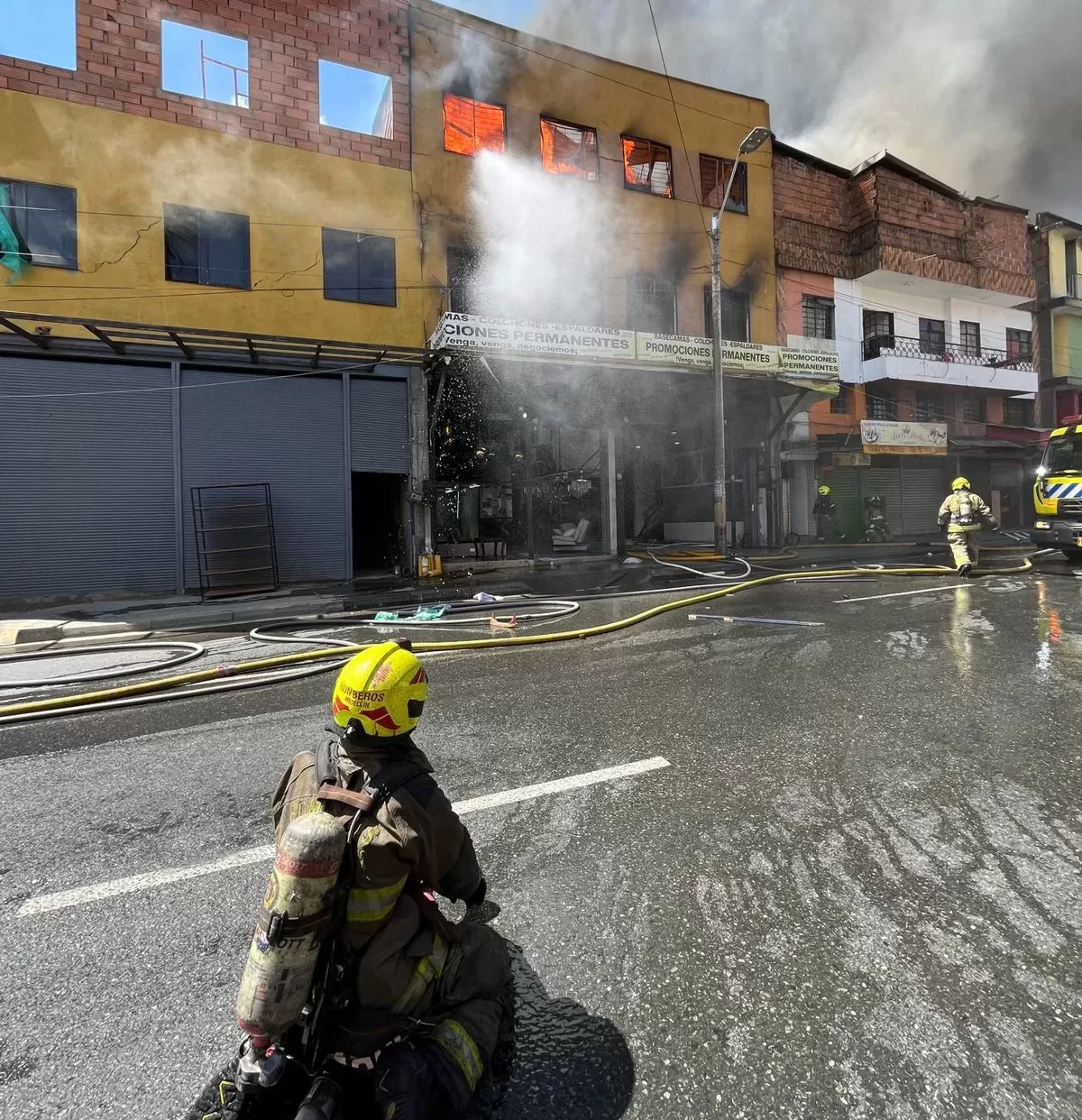 Fuerte incendio estructural se presenta en el centro de Medellín