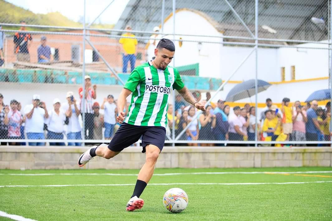Daniel Muñoz volvió a vestirse de verde y visitó su tierra