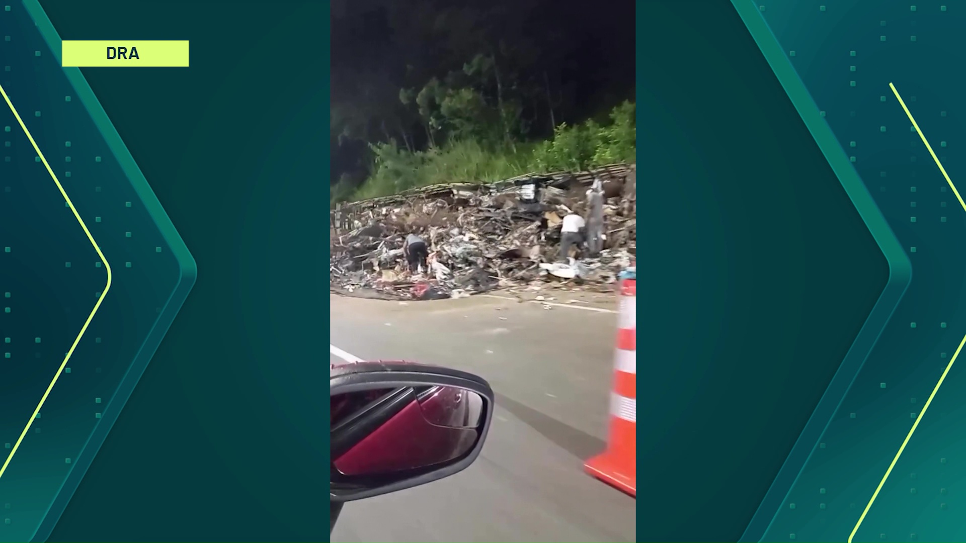 Se volcó y regó chatarra en la vía