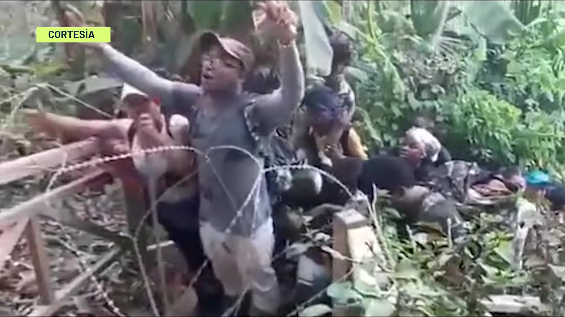Migrantes tratan de romper cerco