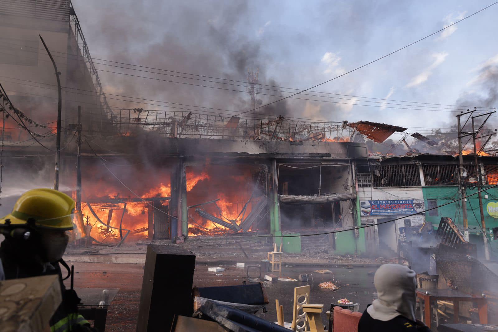 Voraz incendio arrasó con fábricas de muebles en Ibagué: esto fue lo que pasó