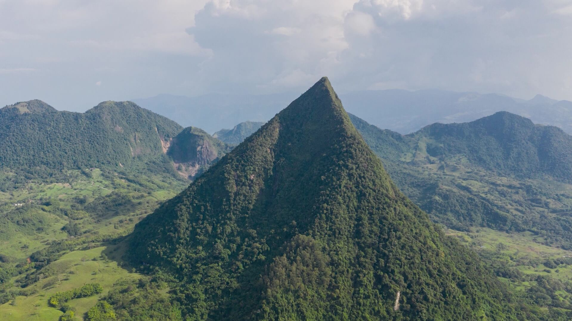 ¿Te atreves a subir la pirámide natural más alta del mundo? Está en Antioquia y así puedes lograrlo