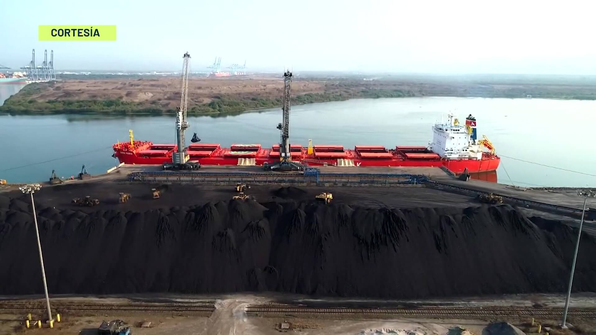 Demandan decreto que prohíbe exportar carbón
