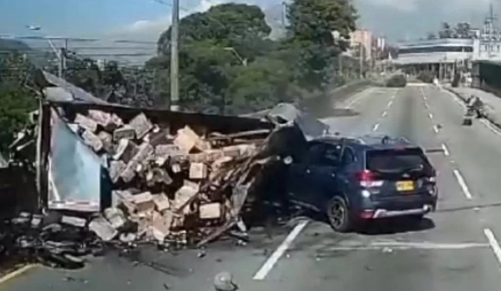 En una acción inmediata por parte de la Policía, fueron capturadas dos personas que pretendían saquear la mercancía que transportaba el camión