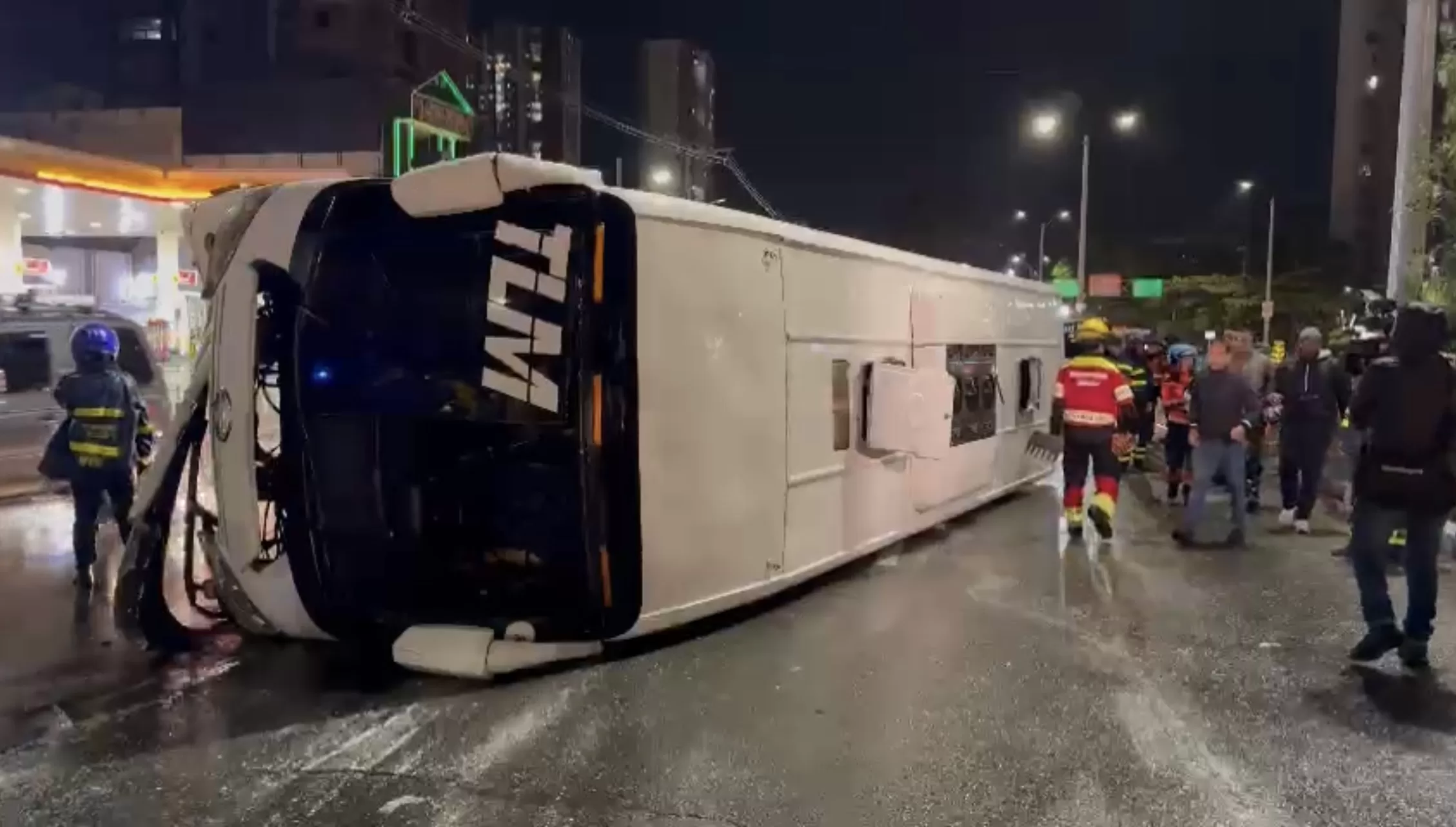 Volcamiento de bus en la Autopista Norte en Bello deja 25 heridos