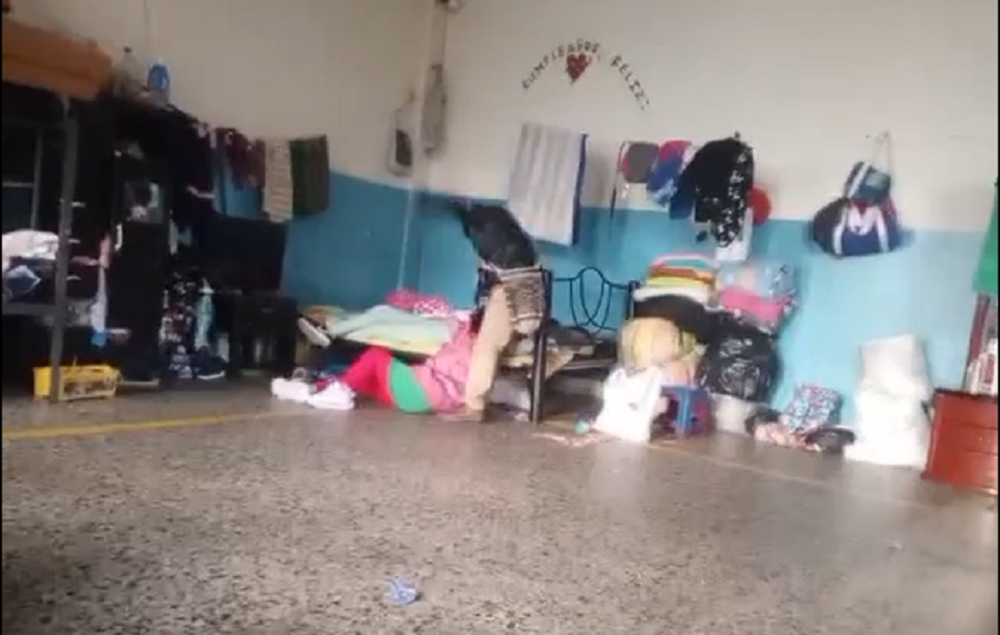Video: líder indígena golpea a su pareja delante de menores de edad