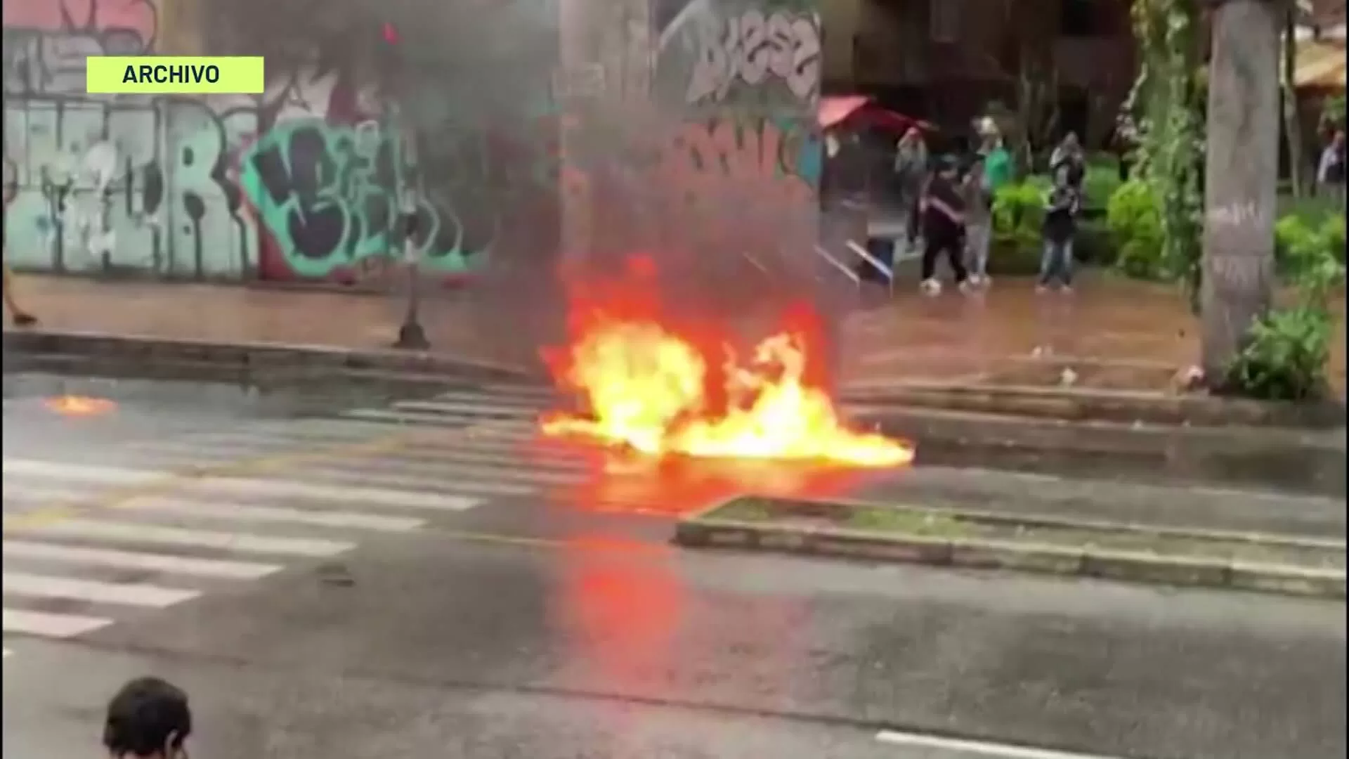 Queman moto de la Policía en una asonada