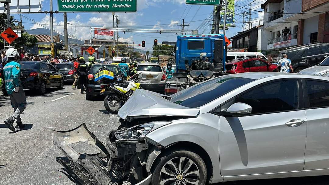 Accidente de tránsito en Medellín deja dos fallecidos y cuatro heridos