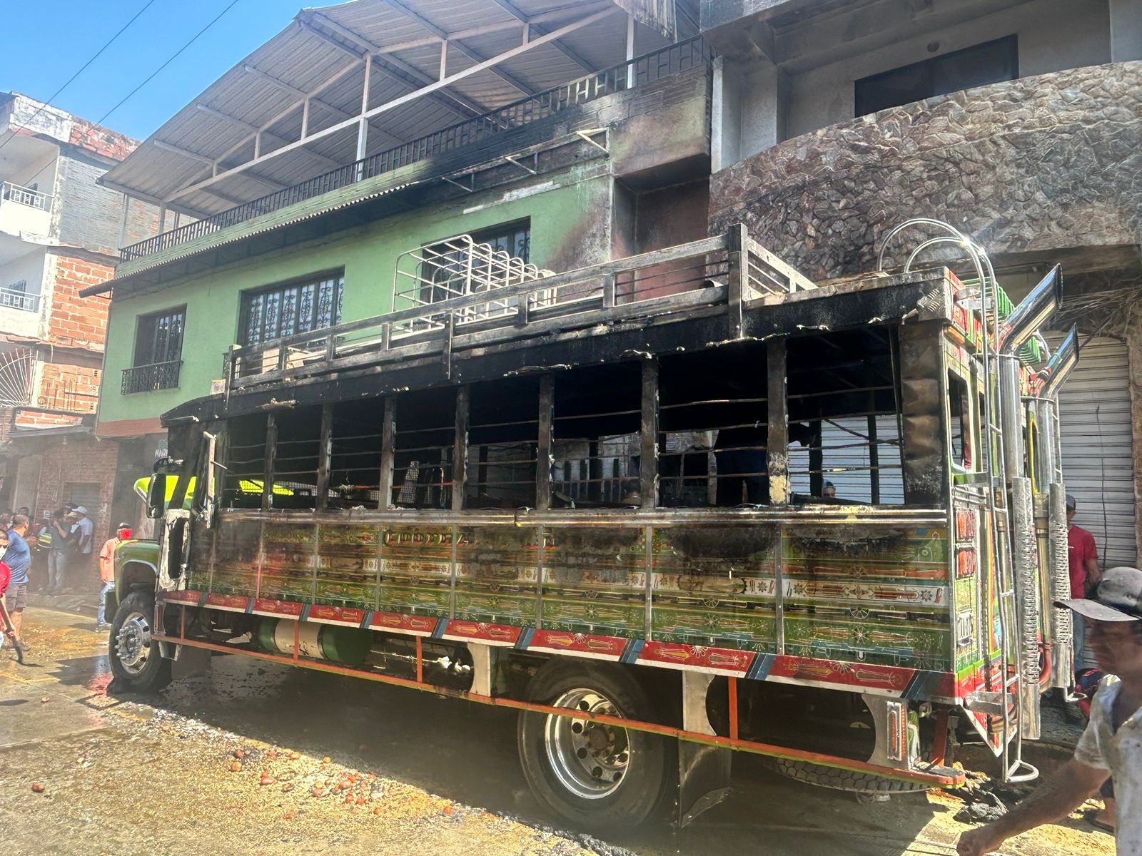 En San Rafael una chiva se incendió dejando varios afectados