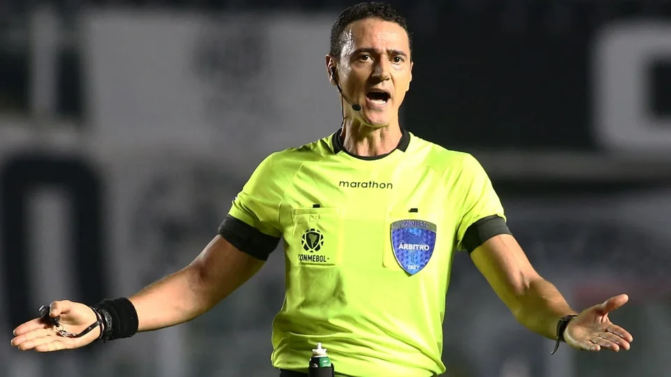Polémica: jugador señala al árbitro Wilmar Roldán de ‘regalar’ partido