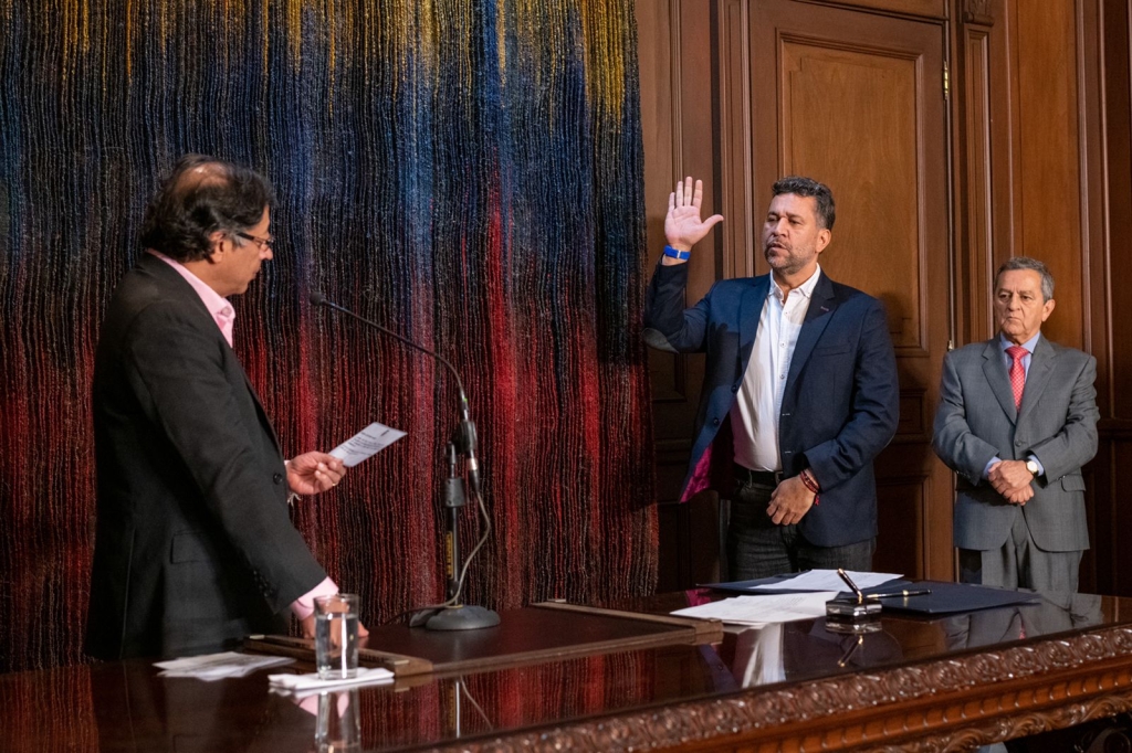 La historia que tiene a un paso de la cárcel al embajador León Freddy Muñoz
