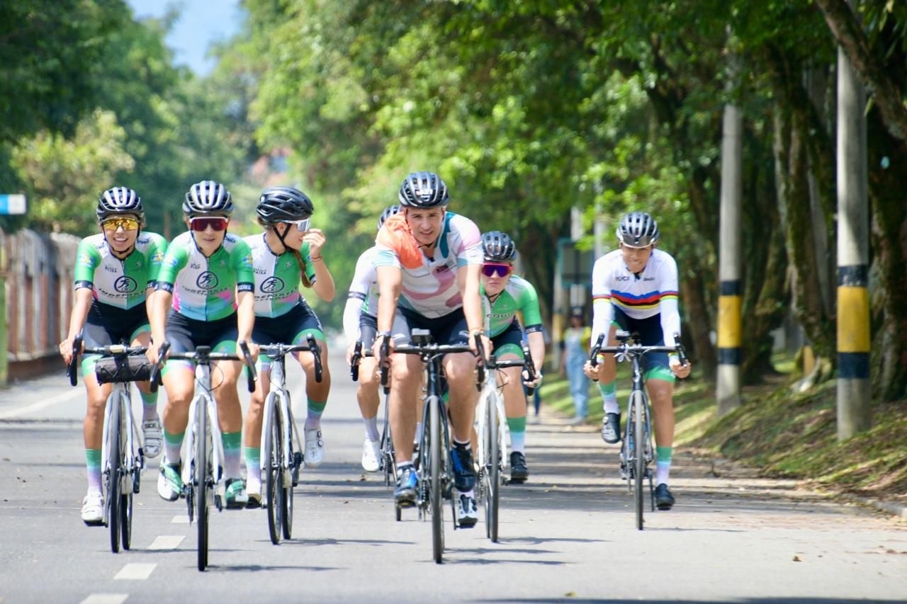 El Gobernador de Antioquia rueda con las mejores ciclistas del departamento