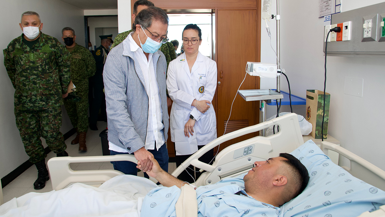 Presidente Petro verificó estado de salud de militares heridos en el atentado en Arauca que son atendidos en el hospital Militar de Bogotá