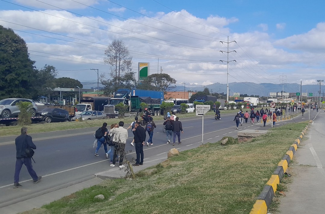 Paro camionero: Niños atrapados en colegios y caos vehicular