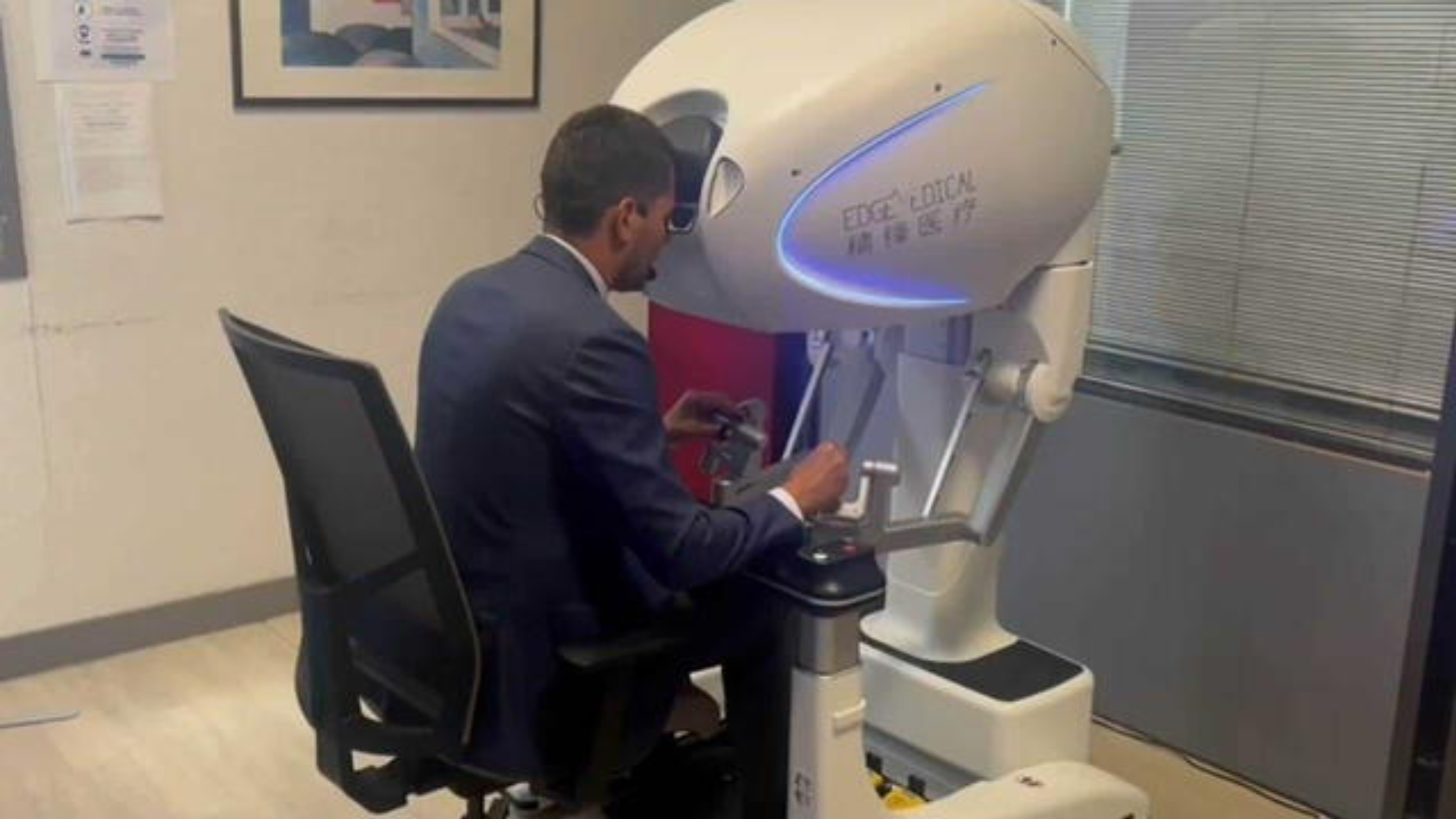 Alberto Breda, el cirujano que extirpó desde Francia un tumor renal a un paciente en China
