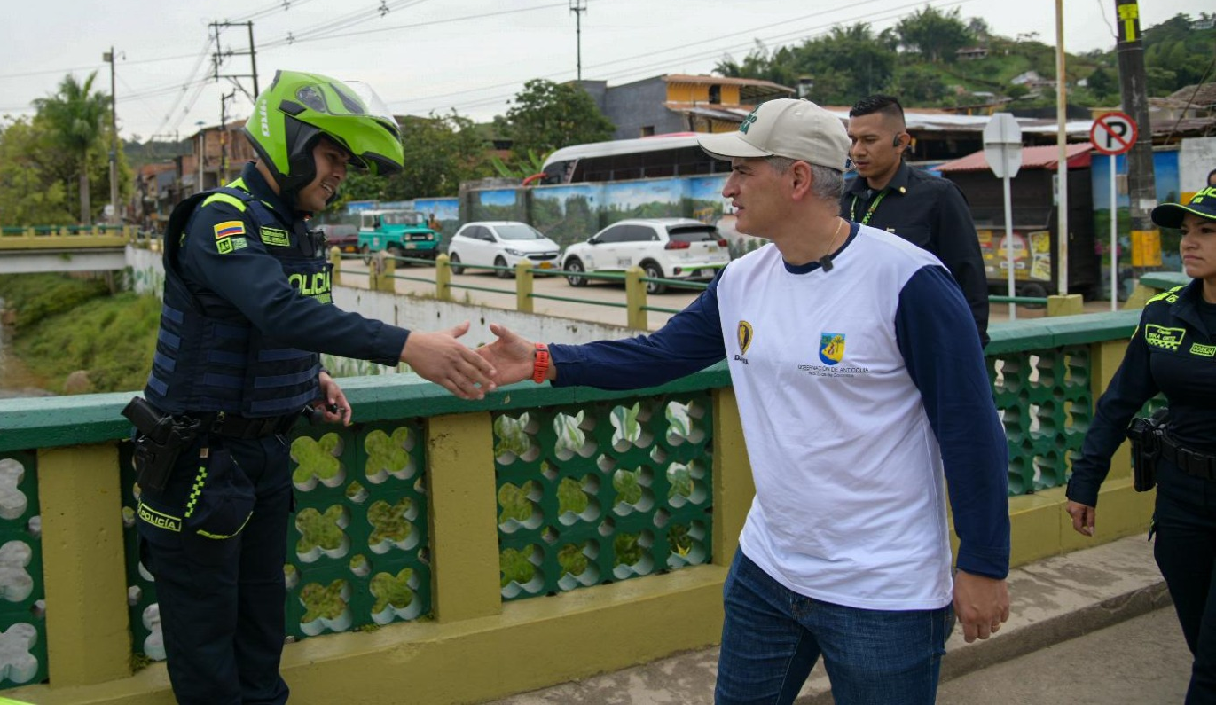 Gobernador de Antioquia es el mejor calificado del país, según encuesta de Invamer