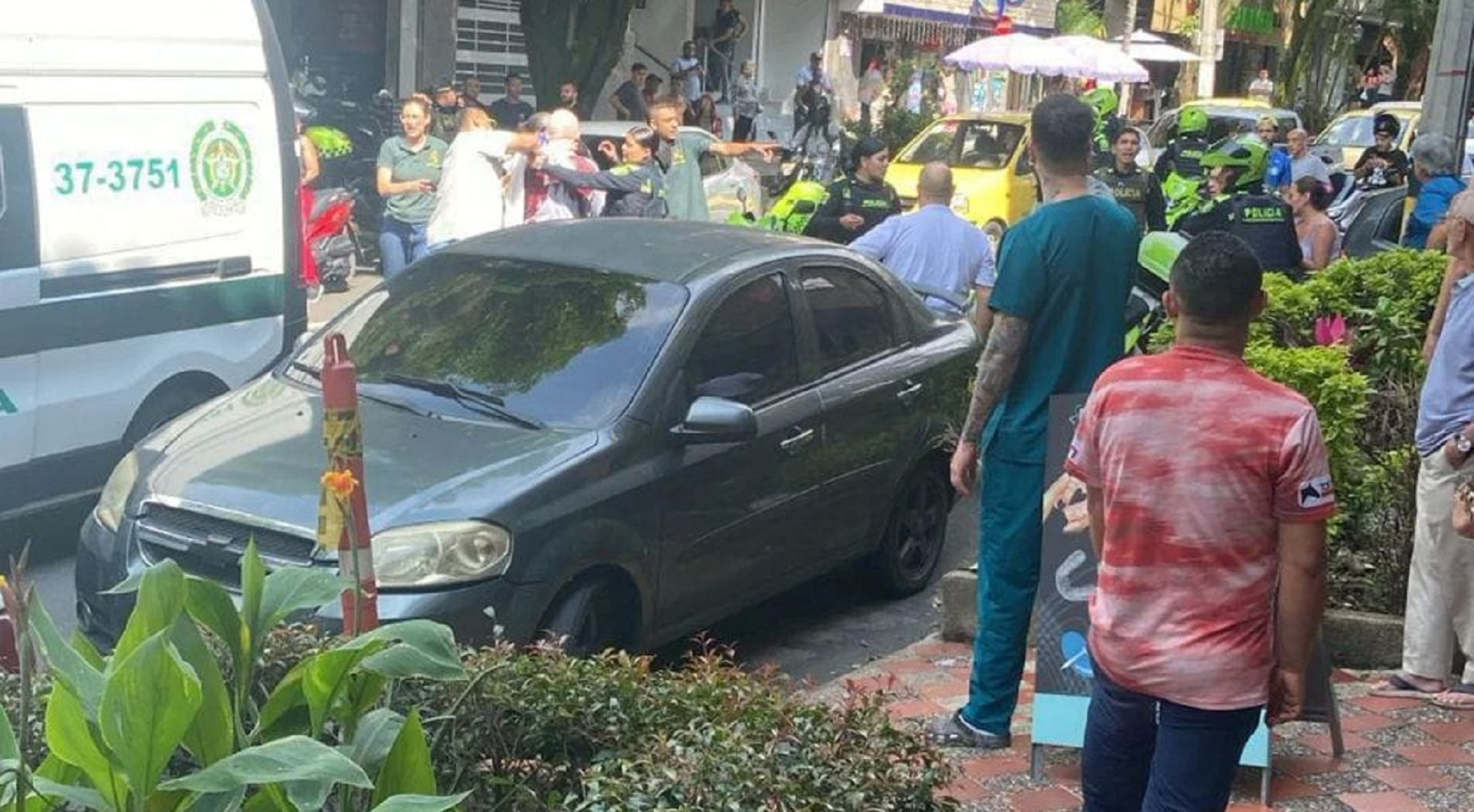 Video: Hombre atacó con cuchillo a dos adultos mayores dentro de su casa en Envigado