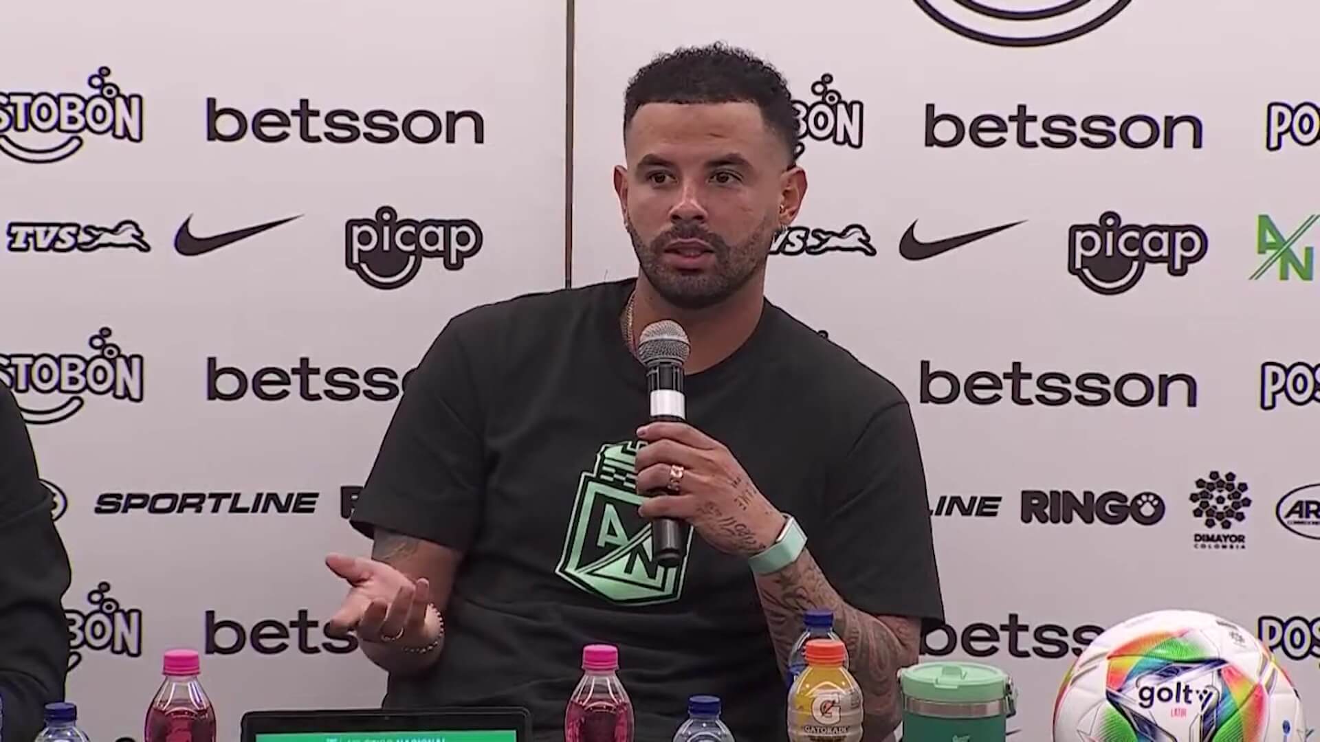 Edwin Cardona ofrece disculpas a la afición tras polémico gesto en el clásico