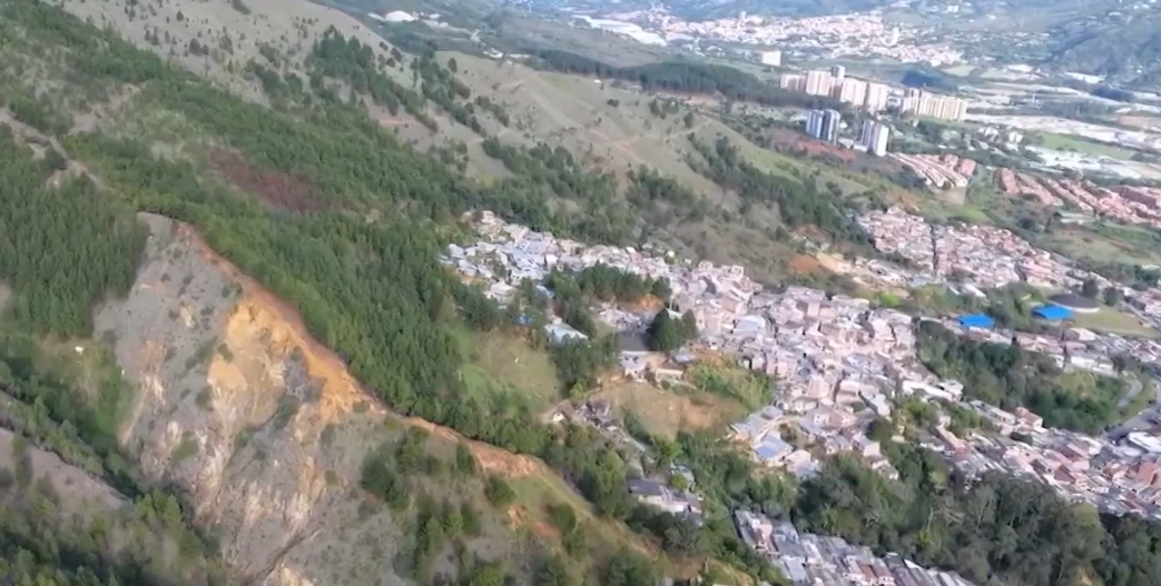 Además de lotes, bandas criminales venden casas terminadas en el cerro Quitasol