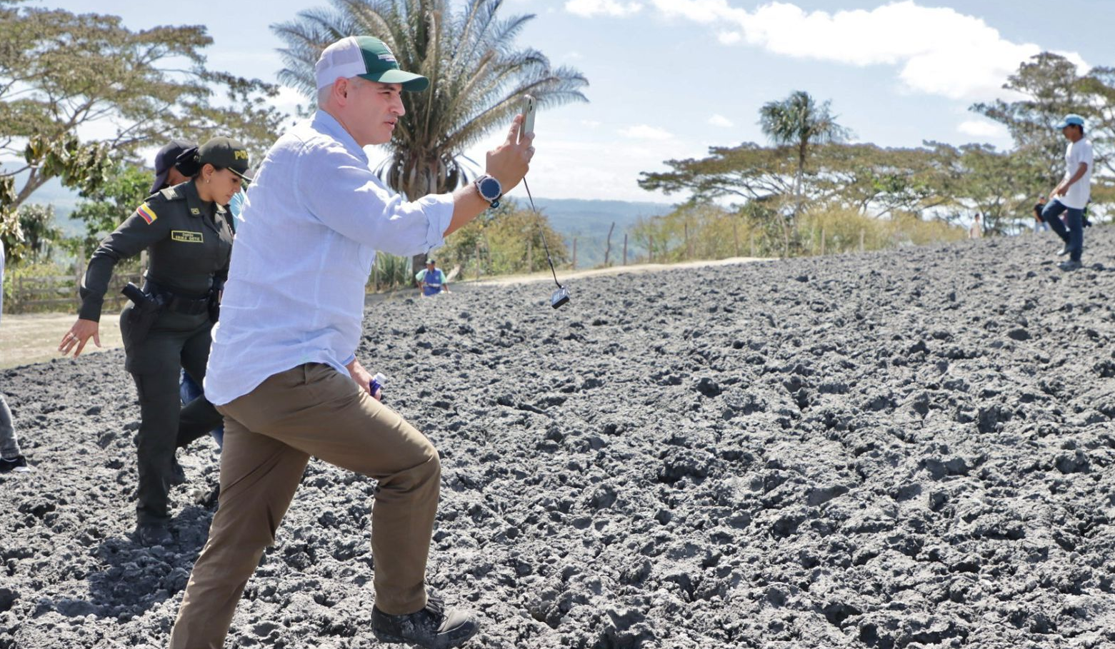 ‘Van a tener toda la ayuda’: Gobernador se reunió con los afectados por erupción de volcán de lodo