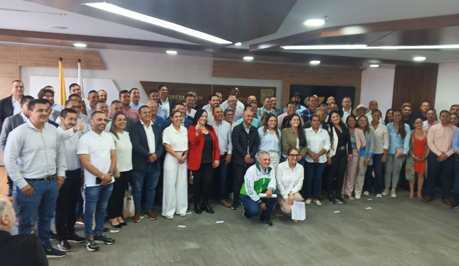 Gobernador Rendón recibe apoyo de más de 100 alcaldes en su propuesta de contribución de seguridad