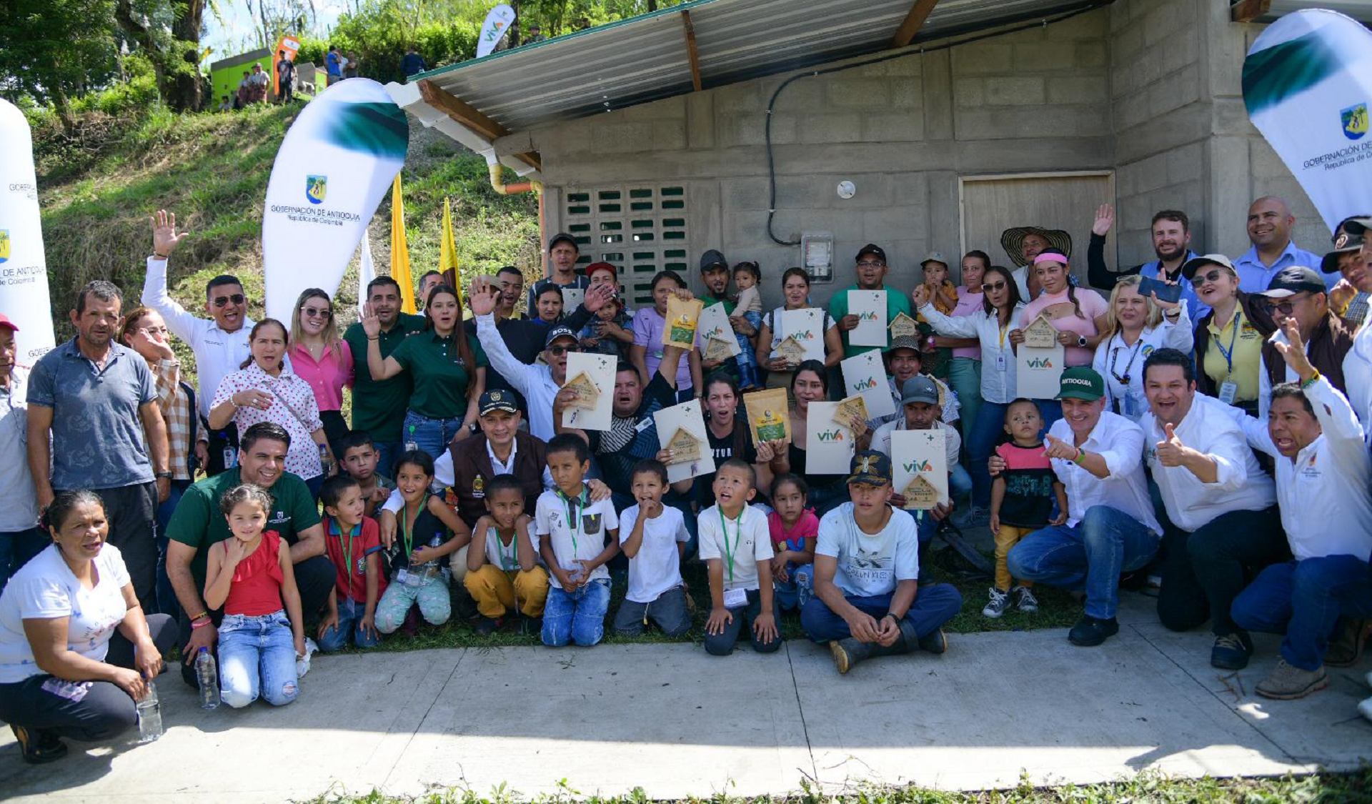 Gobernador de Antioquia entrega viviendas a firmantes de paz en zona rural de Ituango