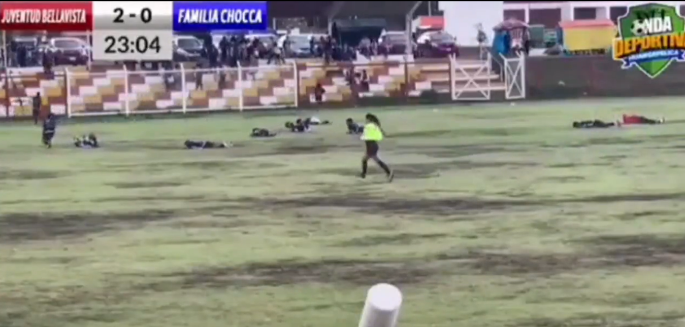 En video: En pleno partido de fútbol un rayo mató a jugador y dejó cuatro más heridos