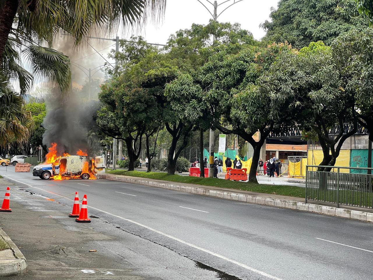 Encapuchados quemaron un vehículo de la Secretaría de Movilidad