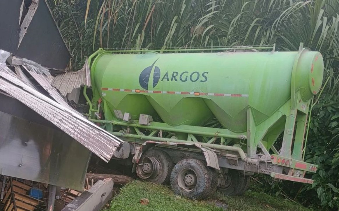 En video | Camión de Argos pierde el control y choca contra un local en Envigado