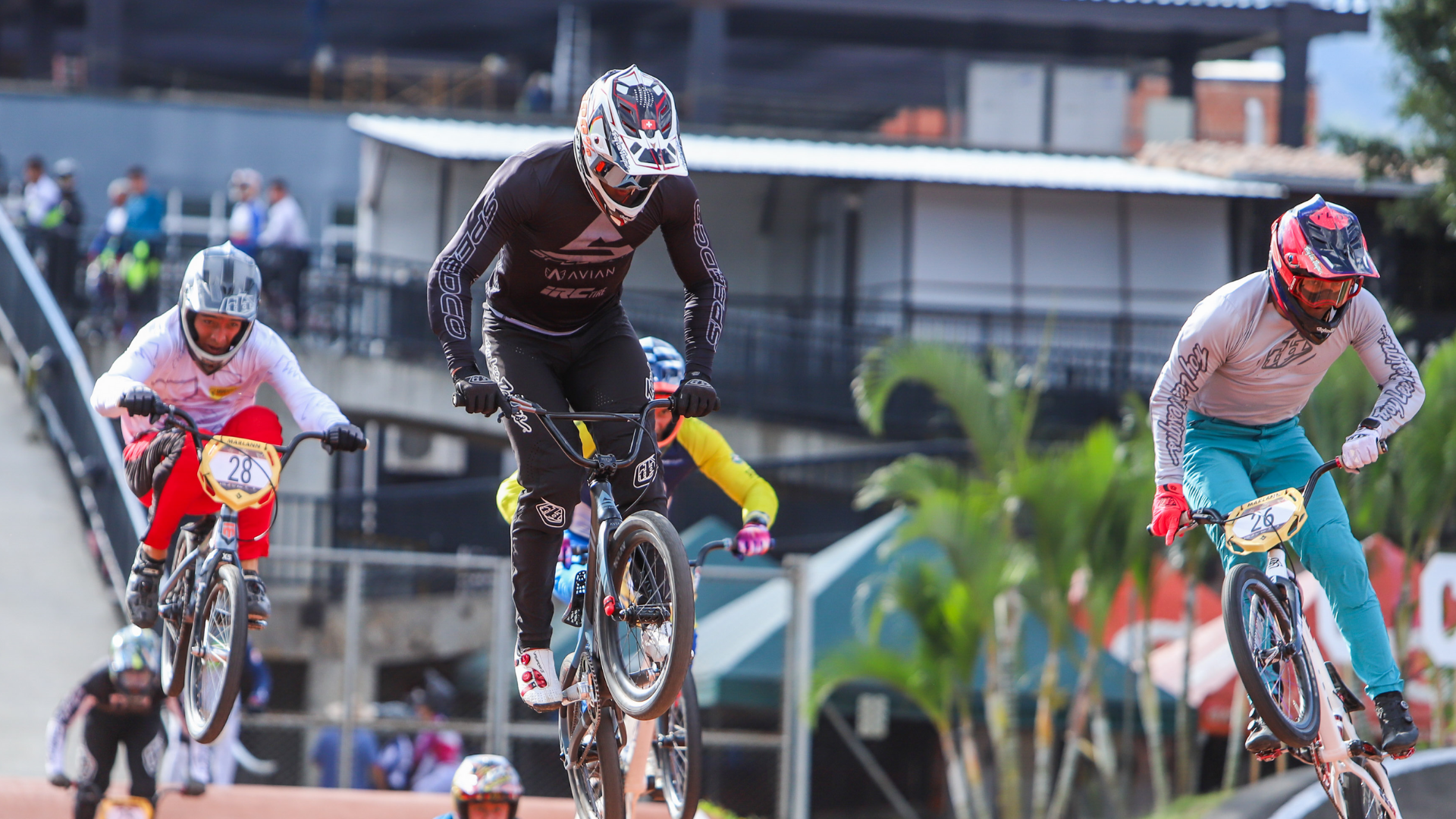 Medellín recibe a los mejores en BMX del mundo con el campeonato internacional de Las Luces