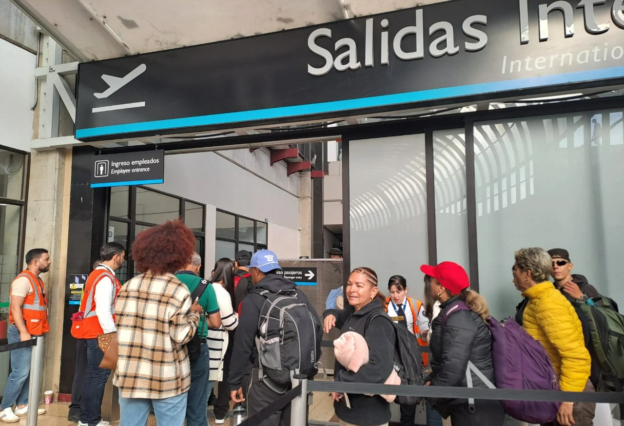 Colapso en aeropuertos por huelga de los trabajadores de Migración Colombia