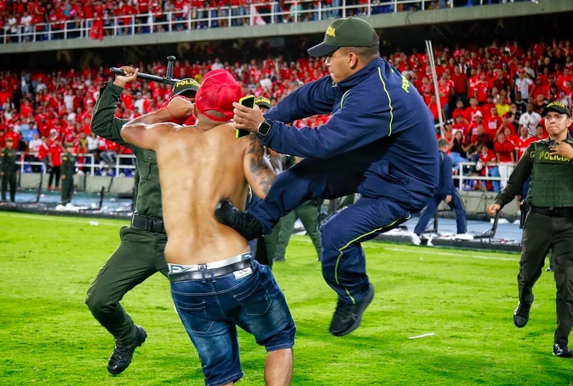 Videos del vandalismo de hinchas del América: peleas entre barristas americanos y agresiones a policías con ‘bazuca’ de bengala