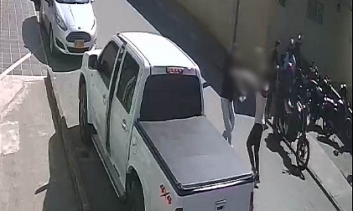 VIDEO | De varias puñaladas una mujer asesina a un hombre en El Carmen de Viboral