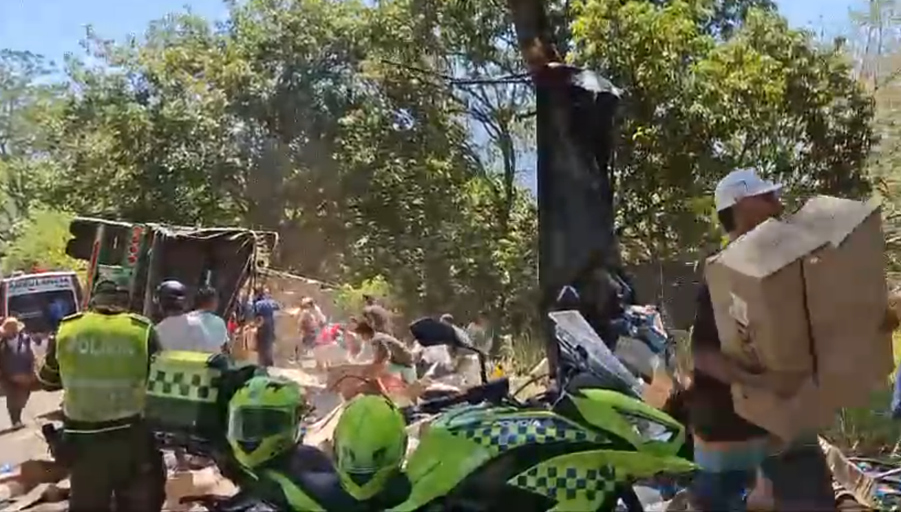 VIDEO | Se robaron las galletas; alcaldía de La Pintada exige que investiguen a saqueadores de camión accidentado