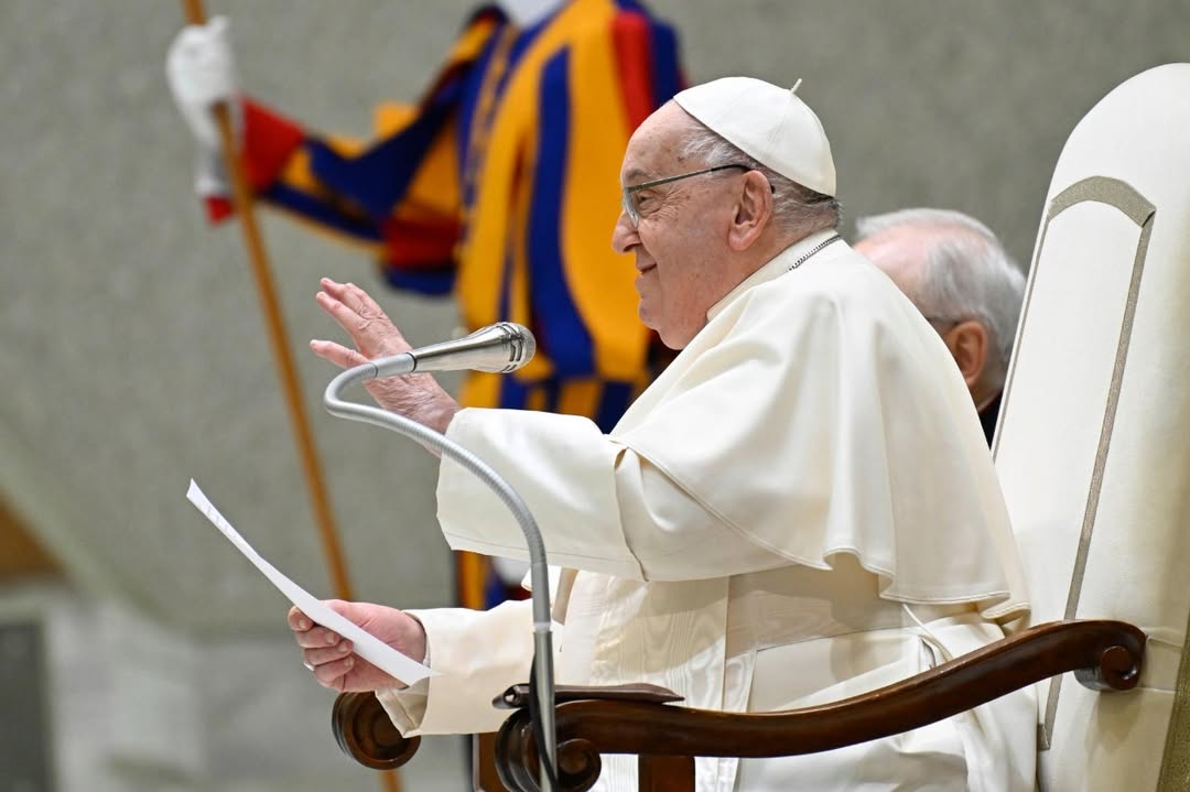 Empeora salud del papa Francisco tras ataque aislado de broncoespasmo