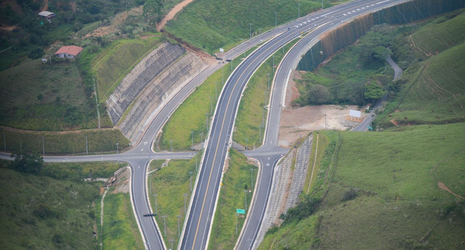 Gobernador de Antioquia recorrió la unidad funcional de Autopista Río Magdalena que entró en operación