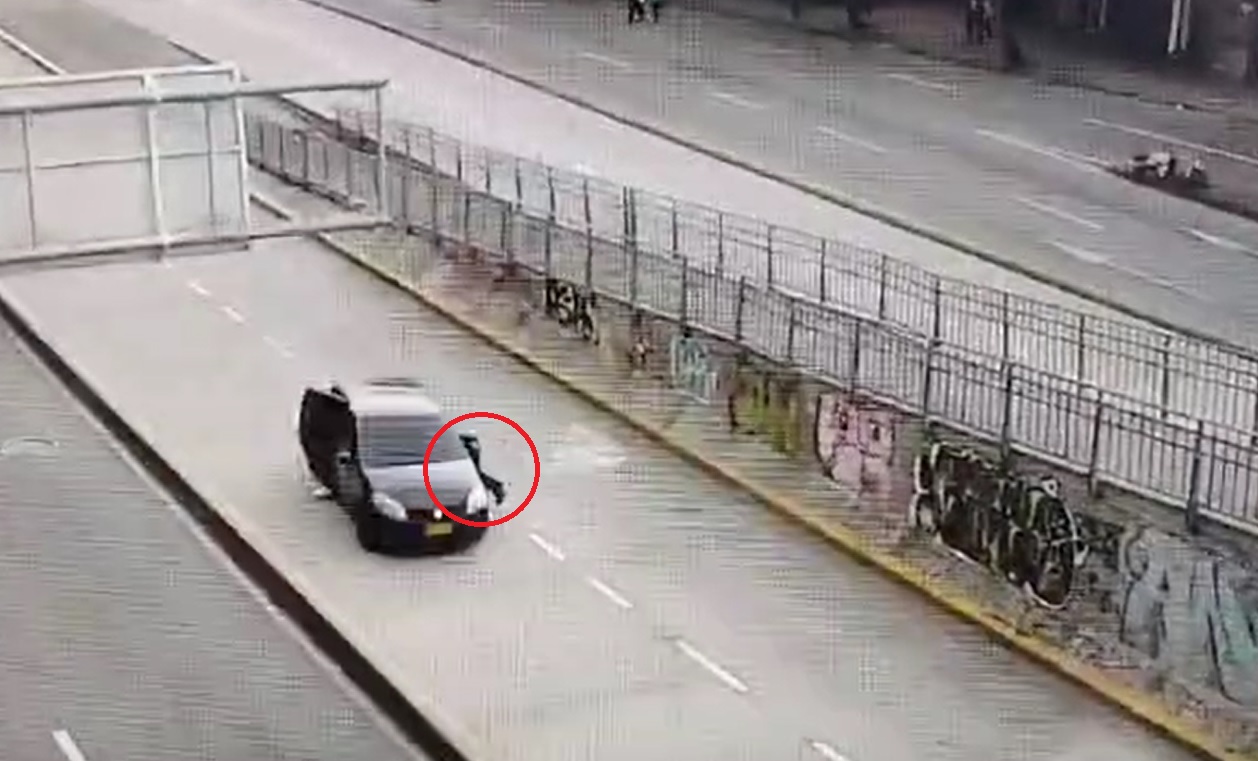 Imagen de persecución luego del robo de una patineta eléctrica. 