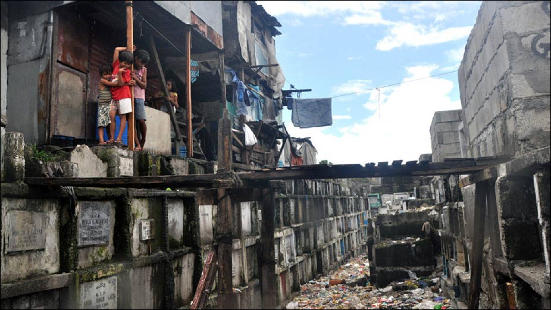 VIDEO | La vida entre tumbas: 10.000 familias en Filipinas luchan por sobrevivir en un cementerio