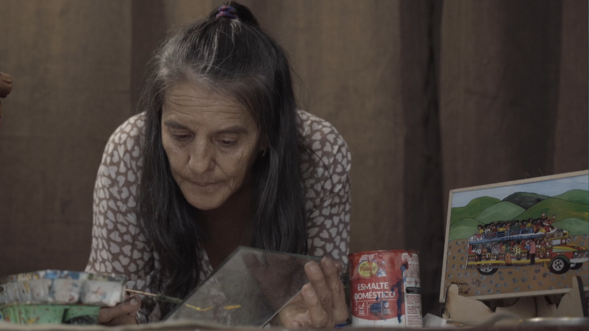 Pinta obras de arte con su cabello desde los 5 años y las vende en el mercado de San Alejo de Medellín
