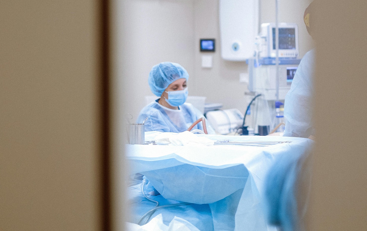 Médicos investigados por falsificar documentación.