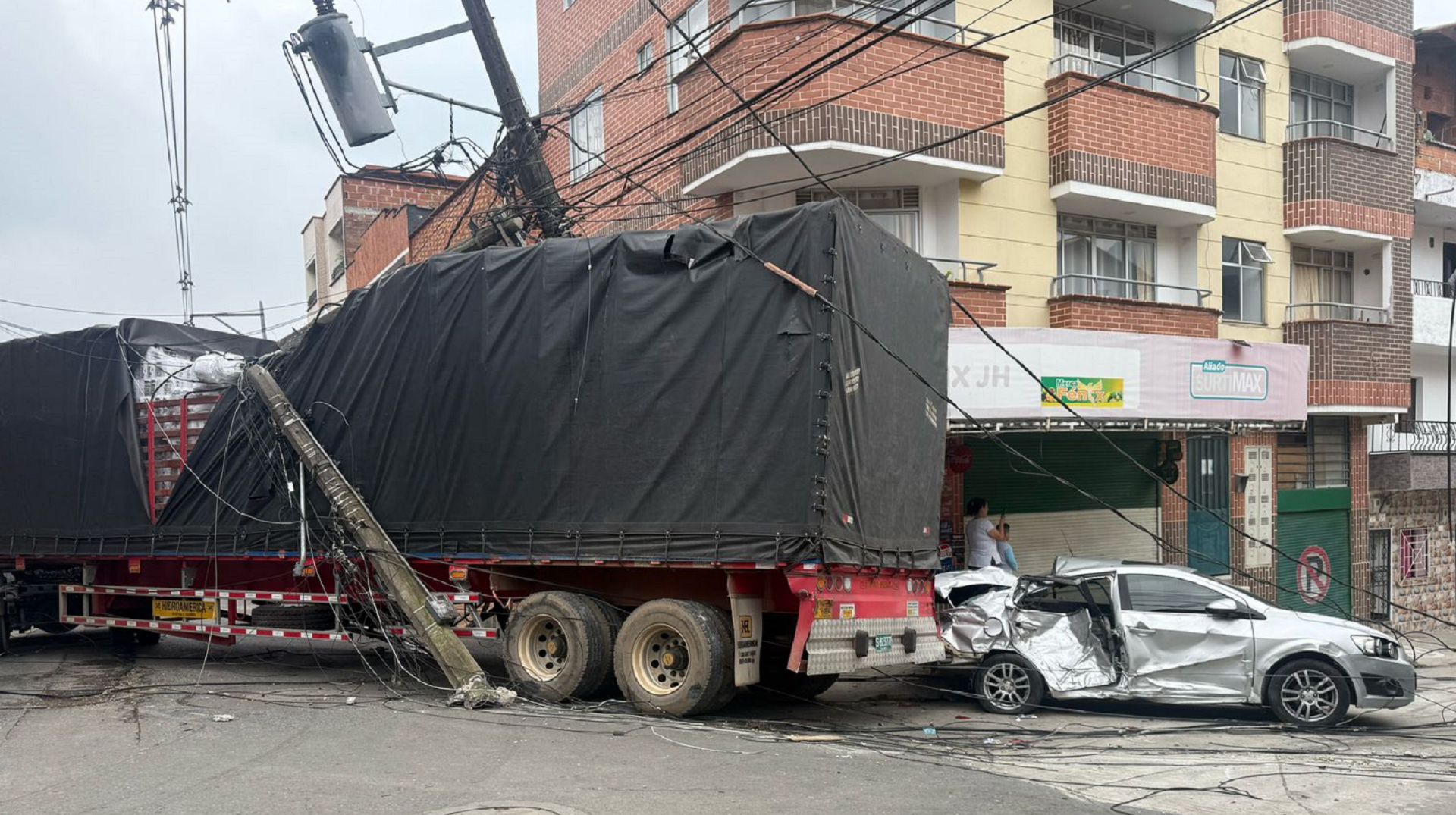 EN VIDEO | Tractocamión se llevó ocho postes en Caldas y dejó sin electricidad a barrio entero
