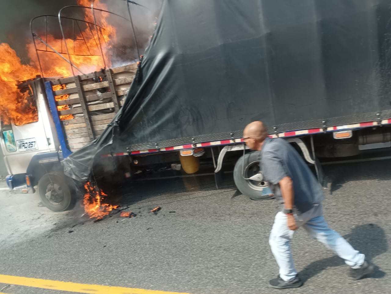 VIDEO l Un furgón se incendió en el Alto de Minas