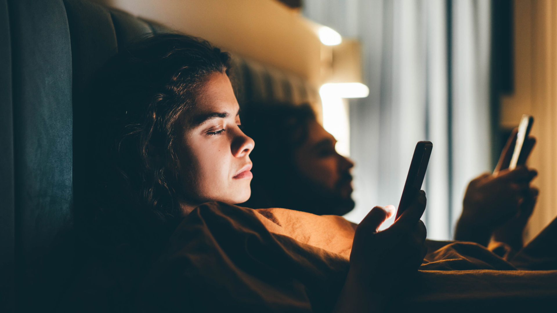 ¿Sientes ansiedad al estar desconectado? El FOMO podría estar controlando tu vida sin que lo notes. Descubre cómo afecta tu bienestar.