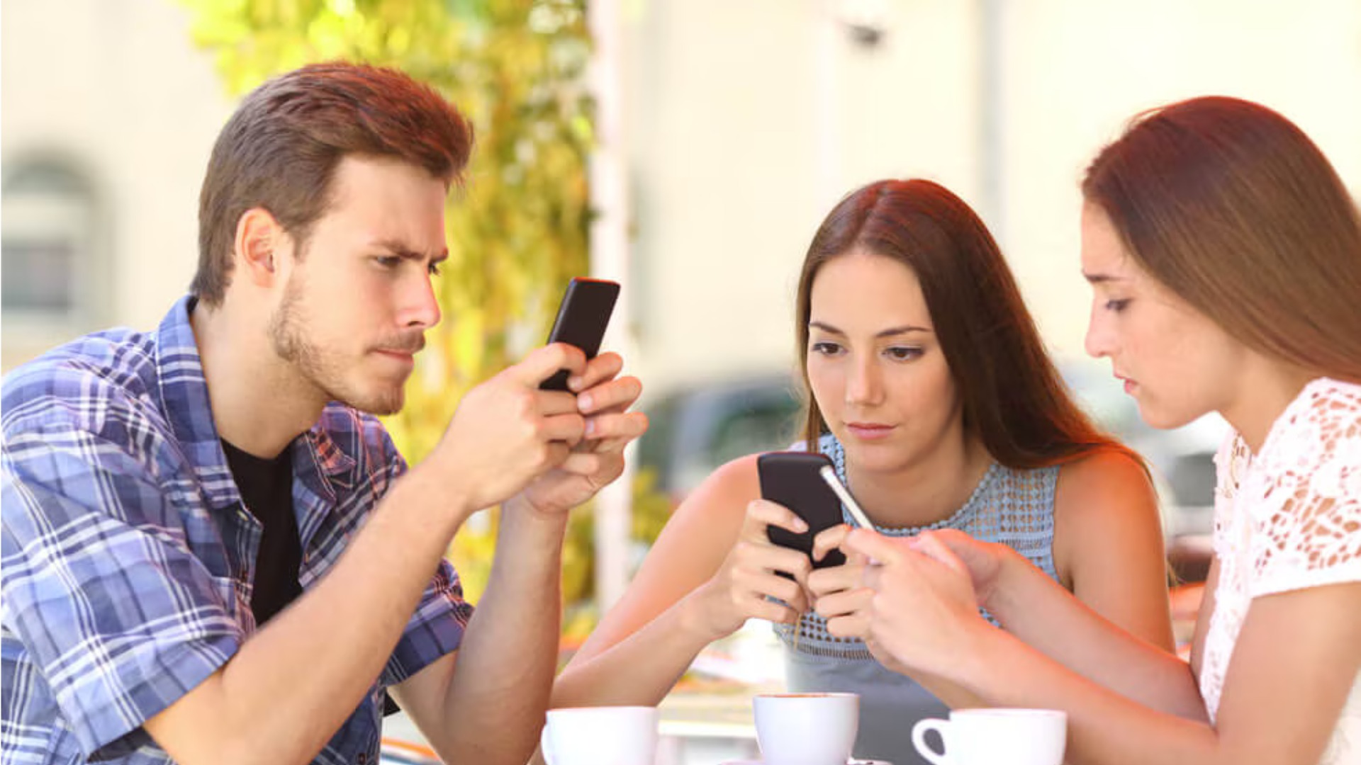 ¿Sientes ansiedad al estar desconectado? El FOMO podría estar controlando tu vida sin que lo notes. Descubre cómo afecta tu bienestar.