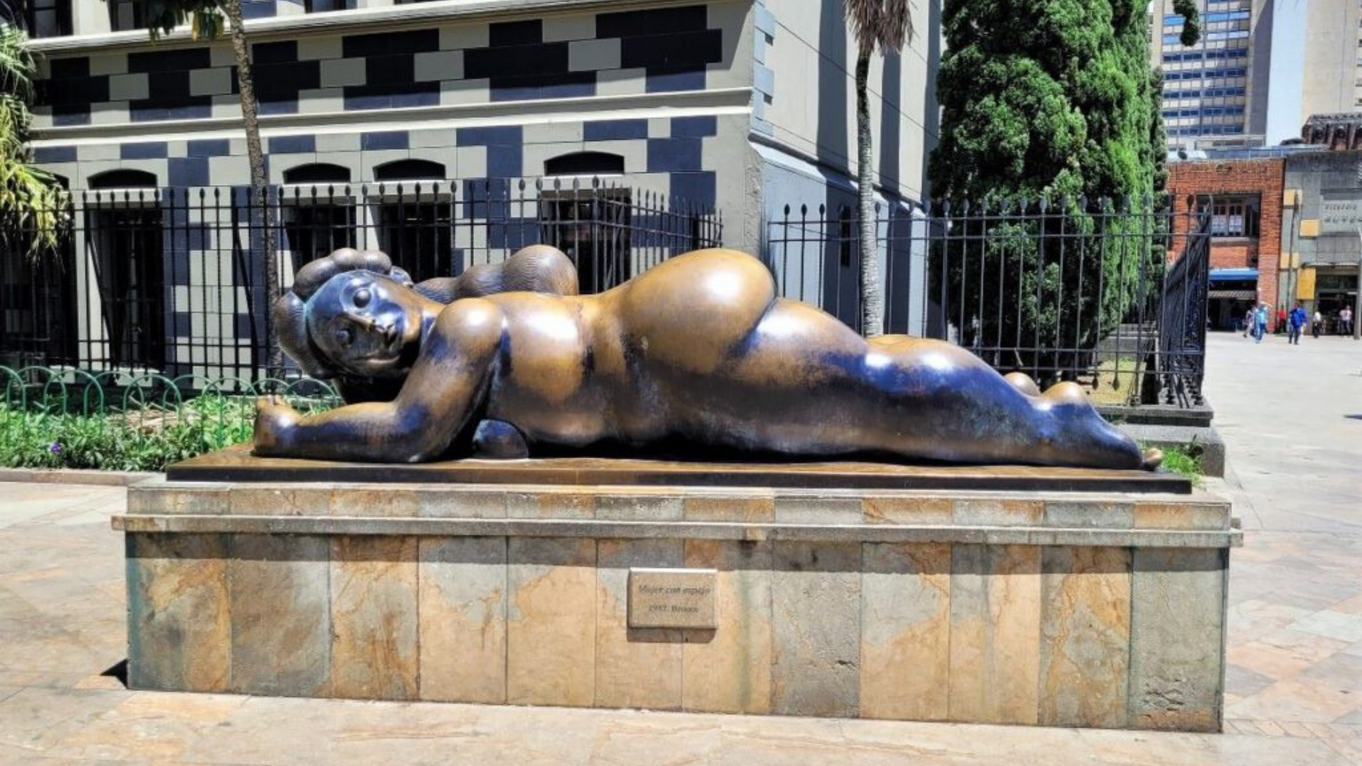 Descubre la majestuosidad de la Plaza Botero, el único espacio al aire libre con 23 esculturas del maestro Fernando Botero.