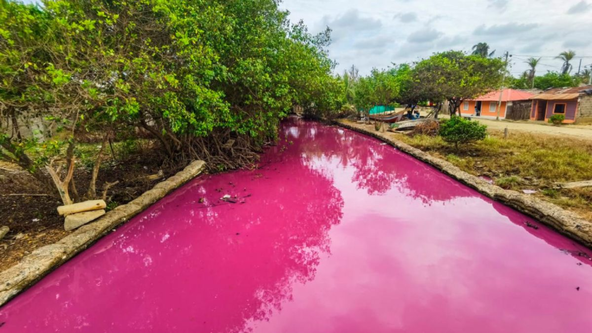 El río rosado que pocos conocen en Antioquia: cómo llegar a este paraíso
