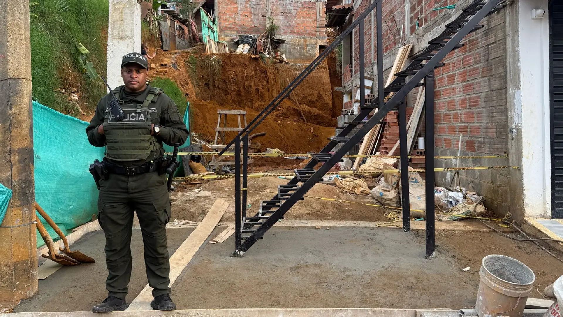 En video: Dos personas murieron atrapadas por un deslizamiento en Santa Cruz